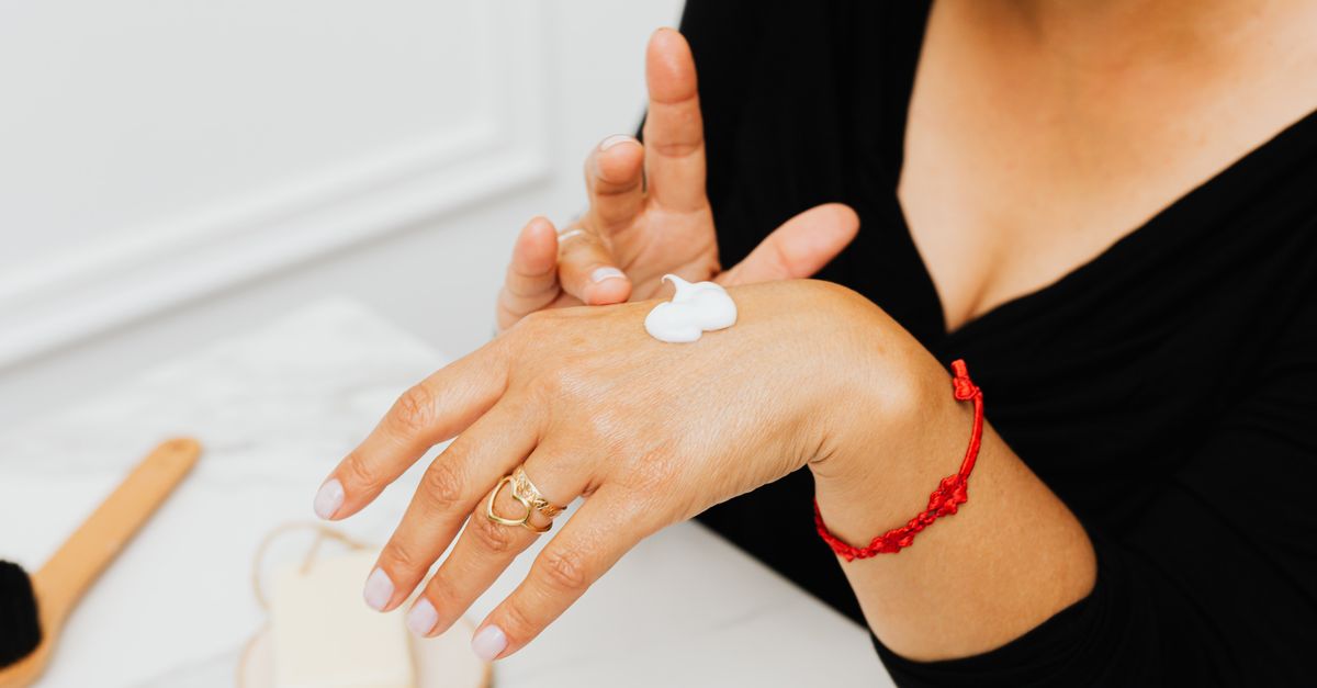 How to Give a Hand Massage: Techniques for Pain and Arthritis