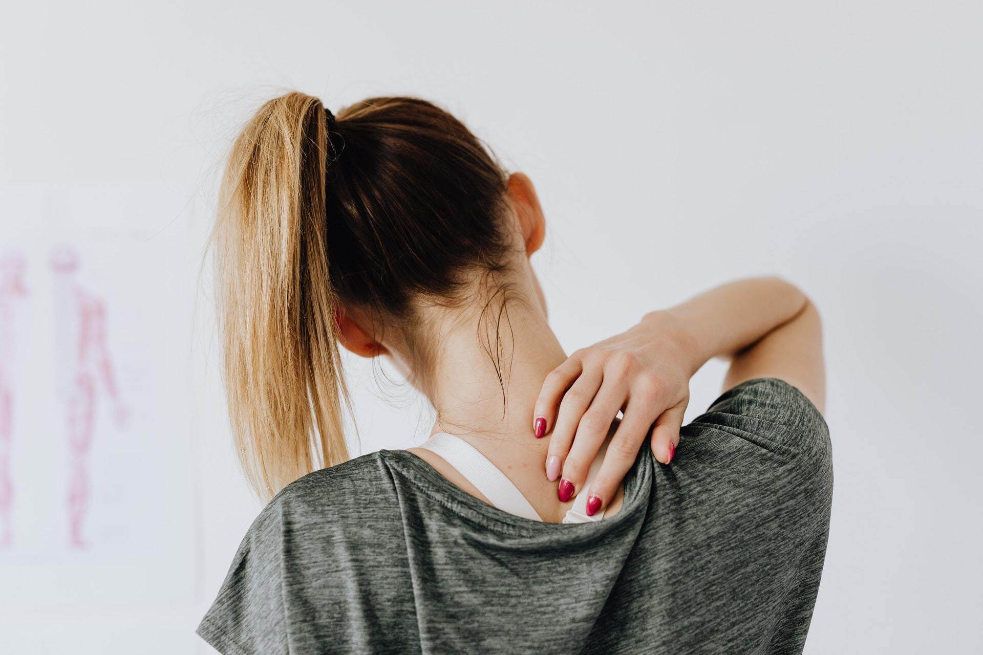 5 Easy At-Home Remedies for Upper Back Pain